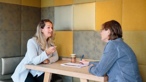 Informeel gesprek tussen twee mensen
