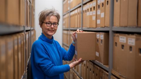 Jannemarein Renout in de archiefruimte