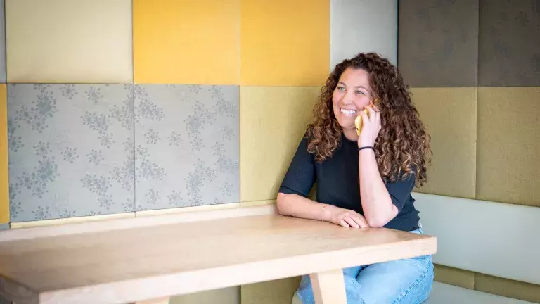 Collega Arlen telefonisch in gesprek