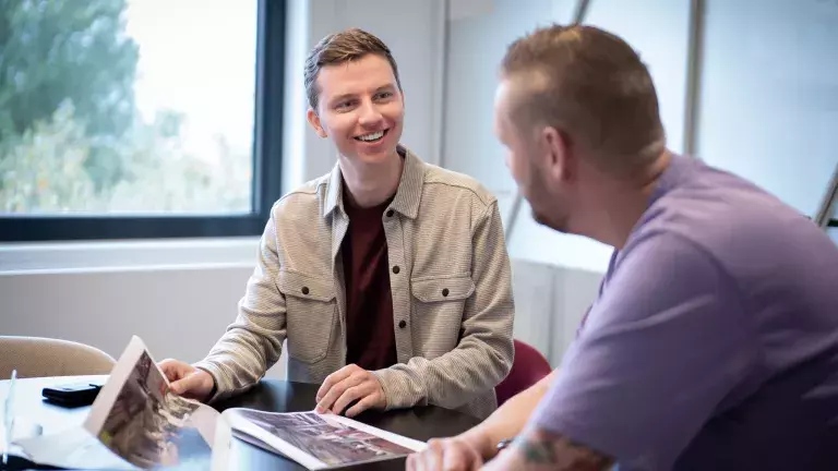 Collega Barry in gesprek met een andere collega